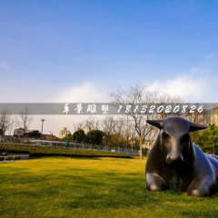 臥牛銅雕，草地銅牛雕塑
