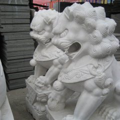 白色石頭獅子雕塑，白色石獅子