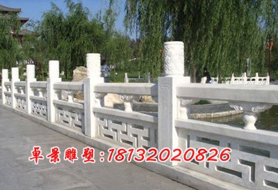 小湖邊石頭圍欄，欄桿擋板石雕