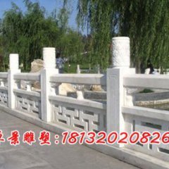 小湖邊石頭，擋板石雕