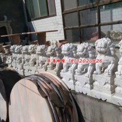 漢白玉石獅子雕塑，機(jī)器雕刻石獅子