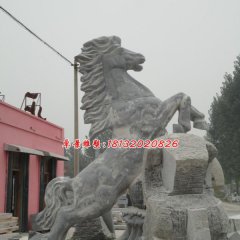 廣場(chǎng)立馬石雕，青石動(dòng)物雕塑