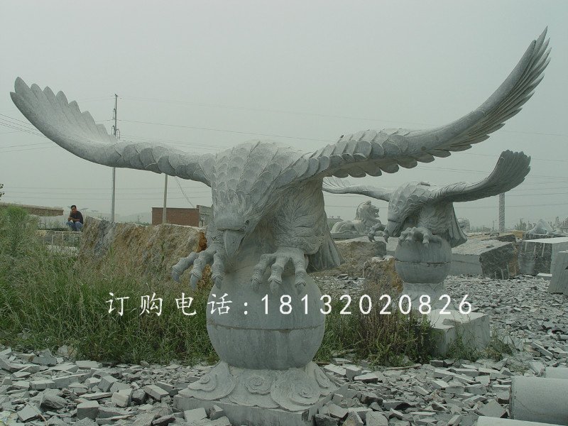 踩球老鷹石雕，青石雄鷹展翅雕塑