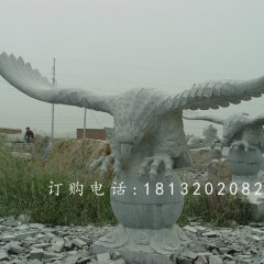 踩球老鷹石雕，青石雄鷹展翅雕塑