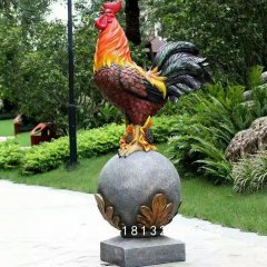踩球公雞雕塑，玻璃鋼動物雕塑
