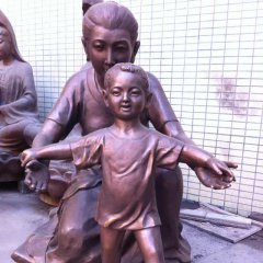 媽媽教兒子走路銅雕，公園人物銅雕