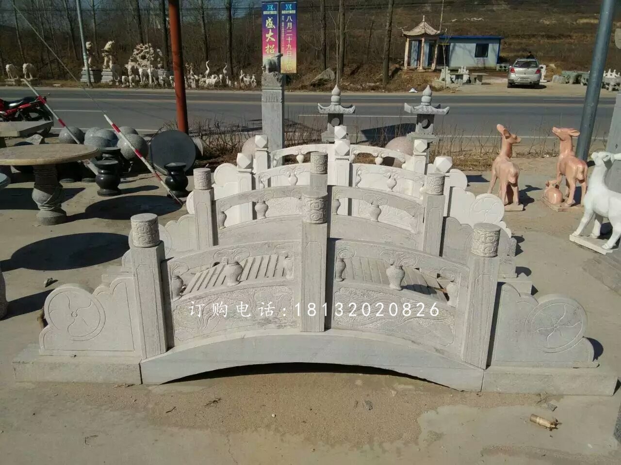 青石小橋雕塑，河邊石雕橋