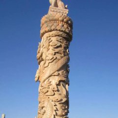 晚霞紅盤(pán)龍柱雕塑，廣場(chǎng)龍柱石雕