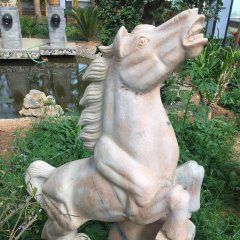 晚霞紅馬雕塑，廣場石雕馬