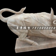 晚霞紅石雕牛，廣場華爾街牛石雕
