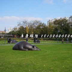 臥著的牛銅雕，公園群牛雕塑