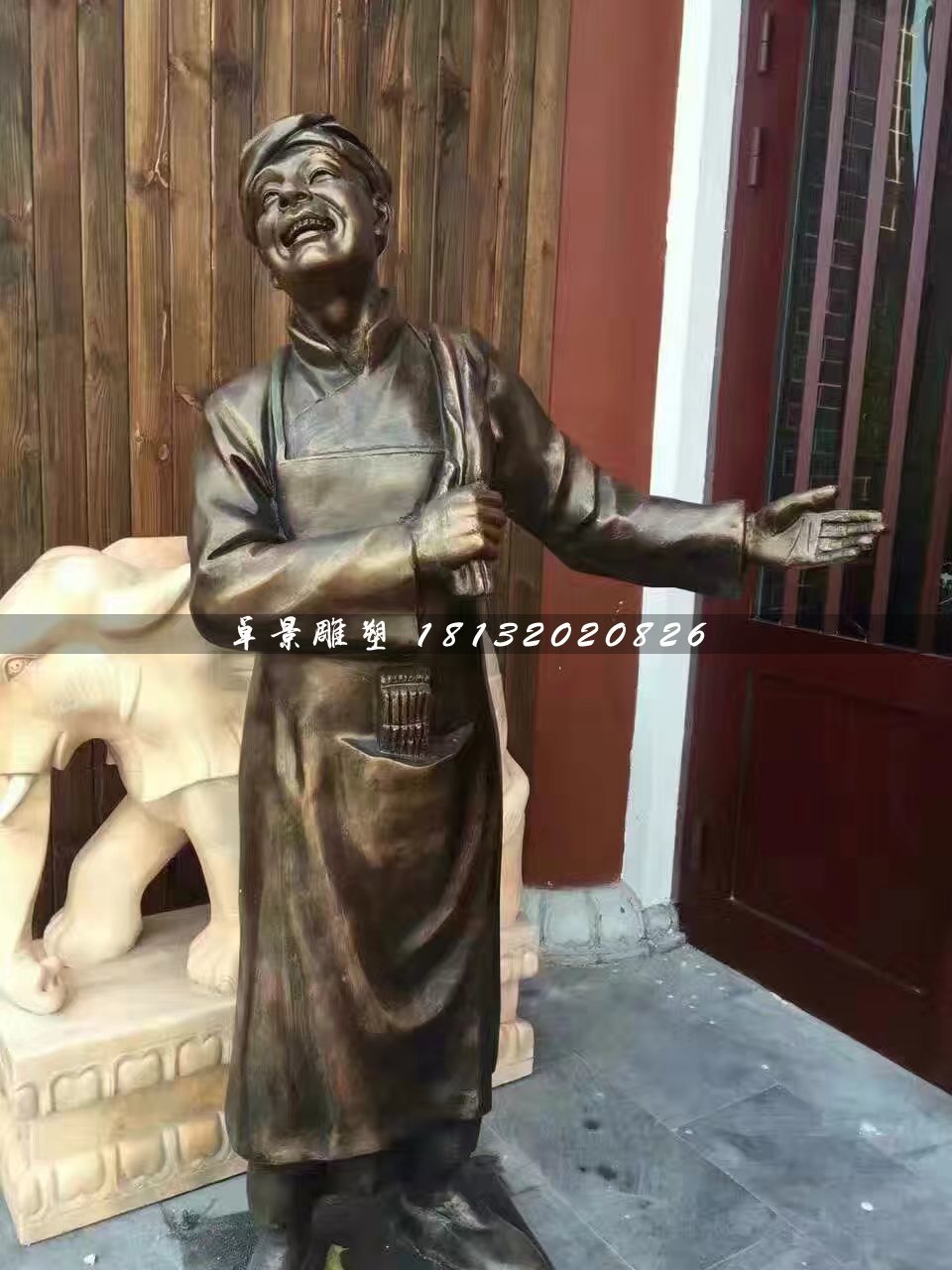店小二銅雕，飯店門口人物銅雕 (1)