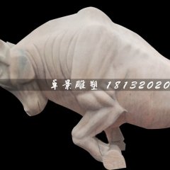 晚霞紅開荒牛雕塑，廣場石雕牛