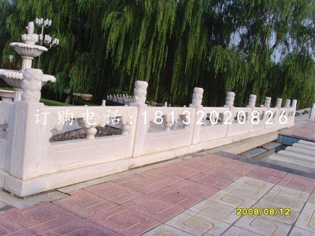 水池石頭圍欄，水池邊石雕擋板