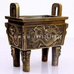 龍浮雕鼎，四足銅鼎