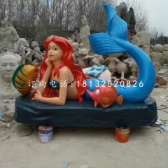 趴著的美人魚(yú)雕塑，玻璃鋼卡通雕塑