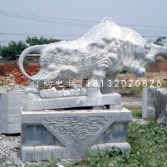 青石拓荒牛，廣場石雕牛