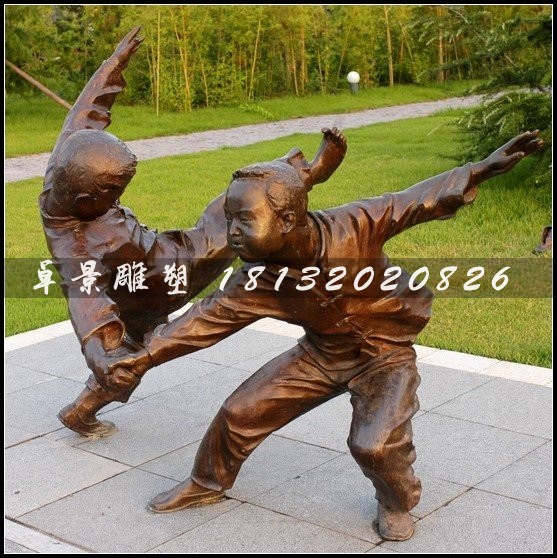 小孩摔跤銅雕,公園小品人物雕塑