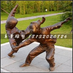 小孩摔跤銅雕，公園小品人物雕塑