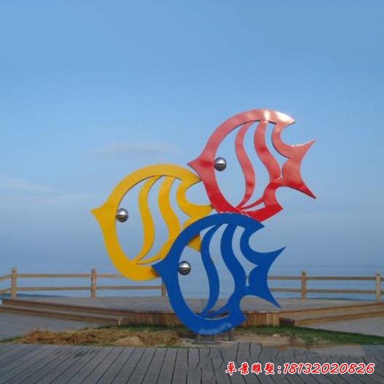 海邊彩色不銹鋼抽象魚(yú)雕塑